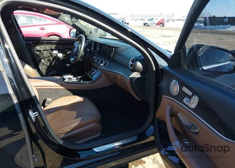 2017 Mercedes-Benz E 300 4Matic z USA, uszkodzony, nr VIN WDDZF4KB6HA135541